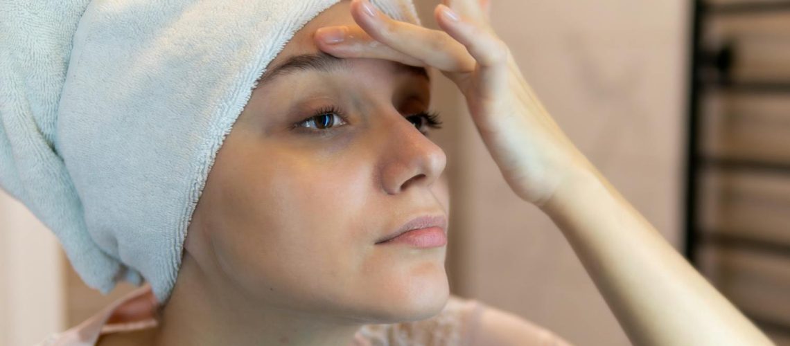 Pourquoi mes sourcils tombent ? Les causes les plus fréquentes